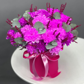 Композиция в шляпной коробке "Магия розового" из хризантем и лаванды в Фрязино