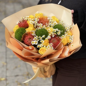Букет "Зельда" из диантусов Lux, лимонных роз, лейко и ромашек в Фрязино