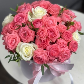 Композиция в шляпной коробке из белых и кустовых коралловых роз в Фрязино