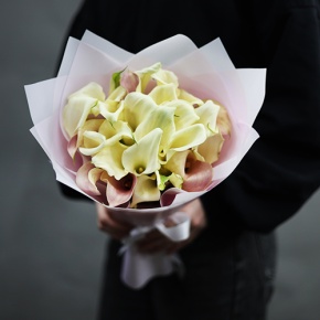 Букет из 25 калл нежный микс в Фрязино