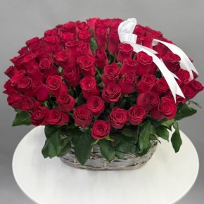 Композиция в корзине из 131 красной розы в Фрязино