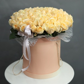 Композиция в шляпной коробке из 101 кремовой розы в Фрязино