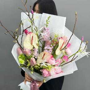 Авторский букет с антуриумами, ранункулюсами и цветущими ветками магнолии в Фрязино