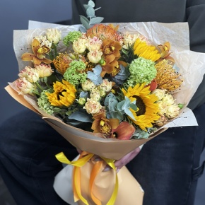 Букет "Сочиняй мечты" из подсолнухов, лейко, вибирнума, орхидей, калл, кустовых роз и талинума в Фрязино