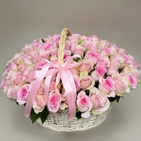 Композиция в корзине из 101 кенийской розы нежный микс (40 см) в Фрязино