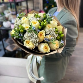 Букет "Мичиган" из пионовидных роз Баттеркап, озатамнуса, оксипеталума и гиперикума в Фрязино
