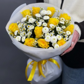 Букет "Синди" из лимонных роз, ромашек и хризантем сантини в Фрязино