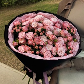 Букет из кустовых роз Бомбастик и гиперикума (50 см) в Фрязино