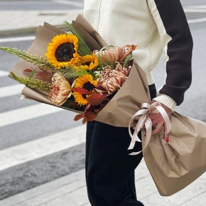 Букет "Оптимизм" из подсолнухов, листьев дуба, хризантем Виена и эремуруса в Фрязино