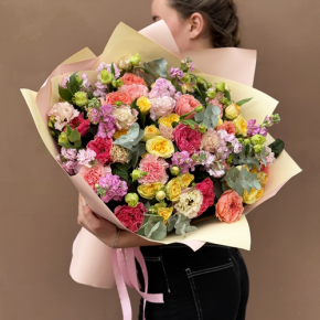 Букет "Яркая птичка" из пионовидных роз Риджертс Парк, маттиол, диантусов и эустом в Фрязино