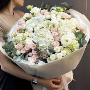 Букет "Пастелла" из кустовых пионовидных роз, Голландской Гортензии, эустомы, хризантемы Ньютон и эвкалипта в Фрязино