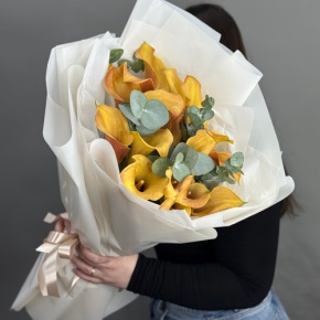 Букет из 17 оранжевых калл с эвкалиптом в Фрязино