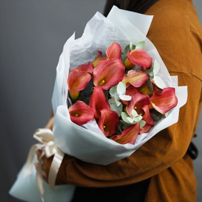 Букет из 17 нежных калл с эвкалиптом в Фрязино