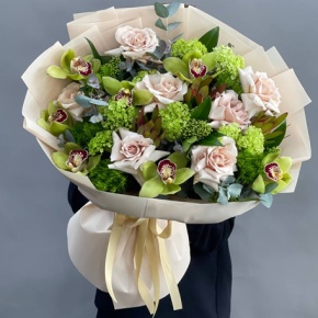 Букет "Бритни" из французских роз Эквадор Квиксенд, вибирнума, скиммии, лаймовых орхидей, диантусов люкс Грин Тик и сафари в Фрязино