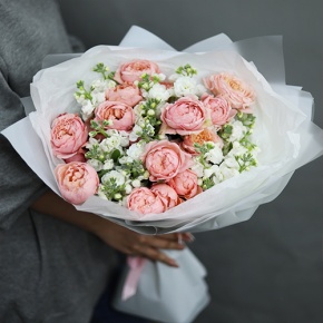 Букет "Наоми" из кустовых пионовидных роз Джульетта и ароматных маттиол в Фрязино