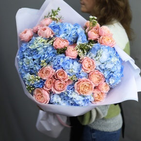 Букет "Тону в твоих глазах" из кустовых пионовидных роз Джульетта, хамелациума и гортензий в Фрязино