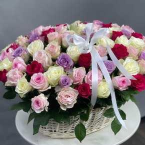 Композиция в корзине из 101 розы микс в Фрязино