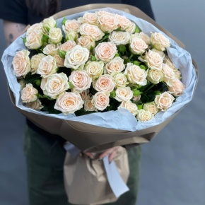 Нежный букет из 17 кремовых кустовых роз (60 см) в Фрязино