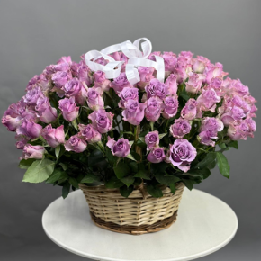 Композиция в корзине из 131 кенийской розы (40 см) в Фрязино