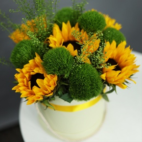 Композиция в шляпной коробке из подсолнухов и диантусов люкс в Фрязино