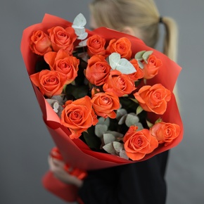 Букет из 15 морковных роз с эвкалиптом (70 см) в Фрязино
