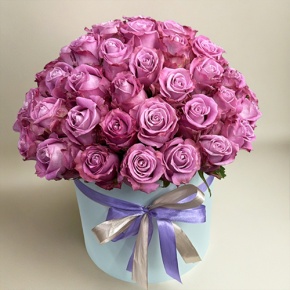 Композиция в шляпной коробке из 51 розы Меритим в Фрязино