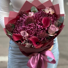 Букет "Импульс" из скиммии, калл, роз и хризантем Бигоуди в Фрязино