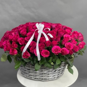 Композиция в корзине из 101 малиновой розы (40 см) в Фрязино