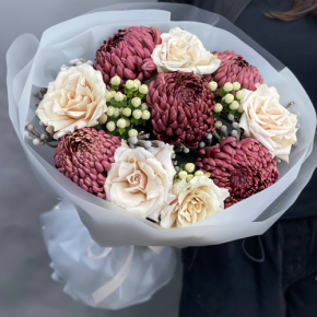 Букет "Всё что тебе касается" из хризантем Бигоуди, роз Эквадор Квиксенд и гиперикума в Фрязино