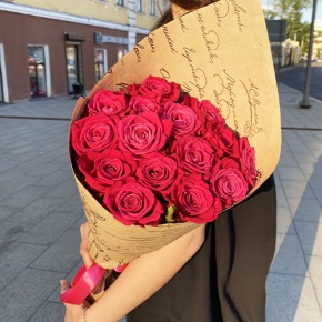 Букет из 15 роз Шангрила в крафте (60 см) в Фрязино