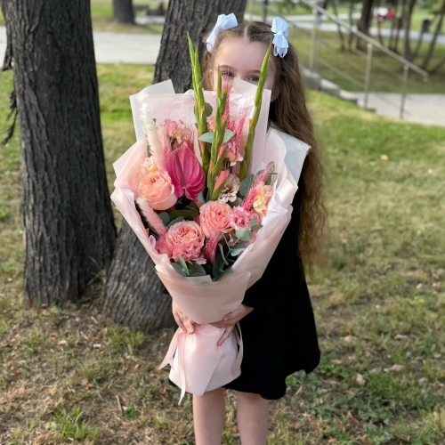 Букет на 1 сентября с гладиолусами, розами и антуриумом в Фрязино