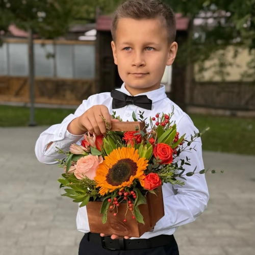 Деревянный ящик с подсолнухом, розами и калиной в Фрязино
