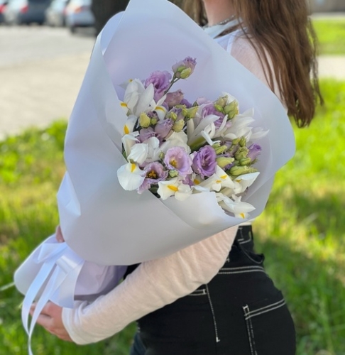 Букет "Вива ла дива" из эустом и ирисов в Фрязино