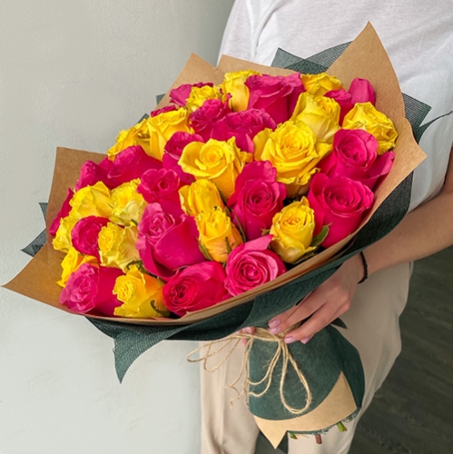 Букет из 51 малиновой и лимонной розы (40 см) в Фрязино