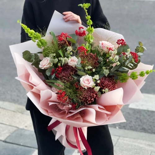 Букет "Вернисаж" из калины, хризантем Бигоуди, молюцеллы, паникума, роз и астранции в Фрязино
