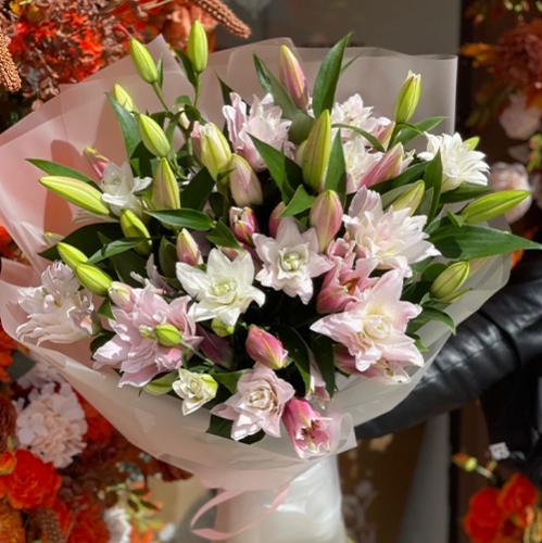 Букет из 11 ароматных пионовидных лилий в Фрязино