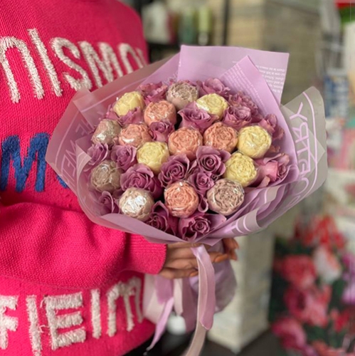 Букет из роз и шоколадных пионов в Фрязино