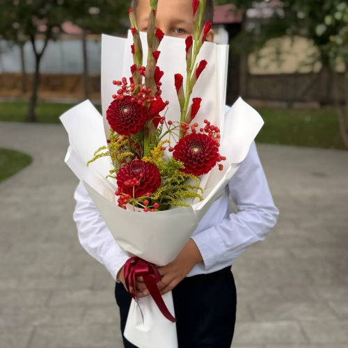 Букет на 1 сентября с красными гладиолусами, георгинами и калиной в Фрязино