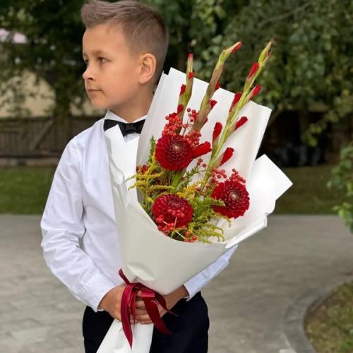 Букет на 1 сентября с красными гладиолусами, георгинами и калиной в Фрязино