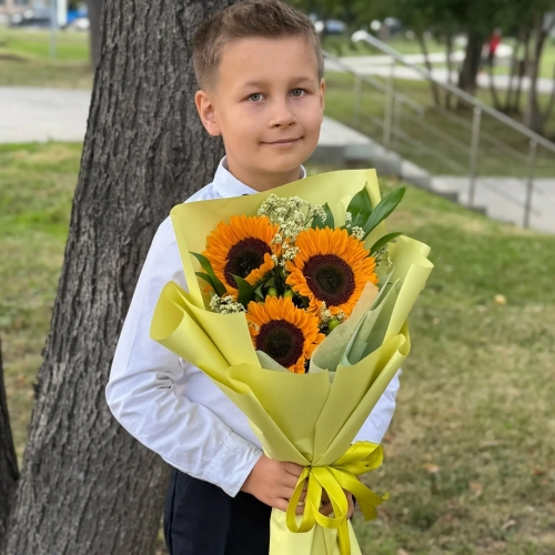 Букет на 1 сентября из 3 подсолнухов и лимониума в Фрязино