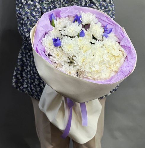 Букет "Грация" из ирисов, гортензии и кустовых хризантем в Фрязино