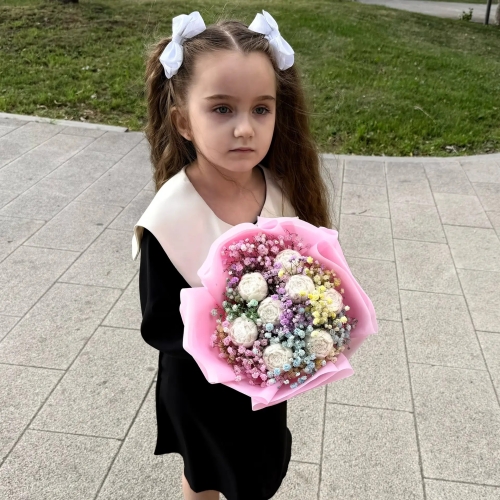 Букет на 1 сентября из шоколадных пионов и радужной гипсофилы в Фрязино