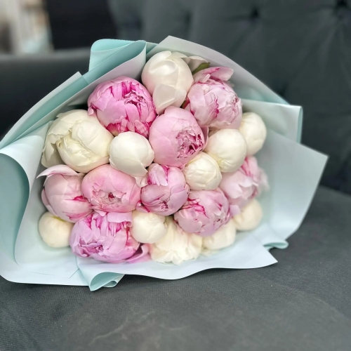 Микс из 19 бело-розовых пионов в Фрязино