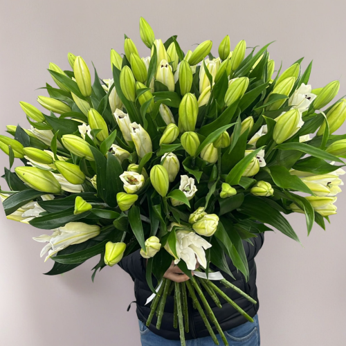 Объемный букет из 27 ароматных белых лилий в Фрязино