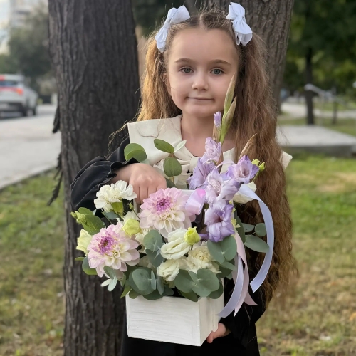 Композиция с георгинами на 1 сентября в белом ящике в Фрязино