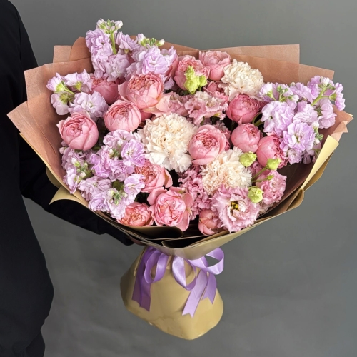 Букет "Амели" из ароматных маттиол, пионовидных кустовых роз Джульетта  эустом и диантусов в Фрязино