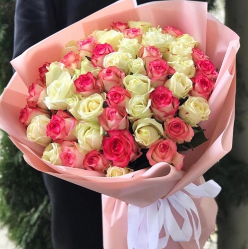 Букет "Первый поцелуй" из 59 Джумилии и белых роз микс (50 см) в Фрязино