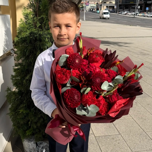 Букет с георгинами, розами и леукадендроном в Фрязино