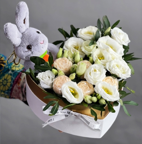 Композиция в коробке сердца из шоколадных пионов и эустом в Фрязино