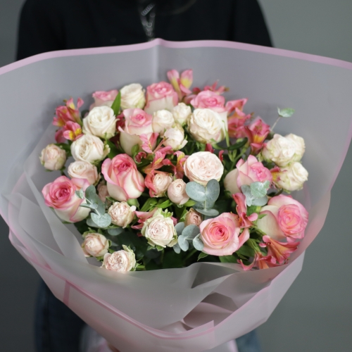 Букет "Розовый фламинго" из роз, альстромерии и эвкалипта в Фрязино